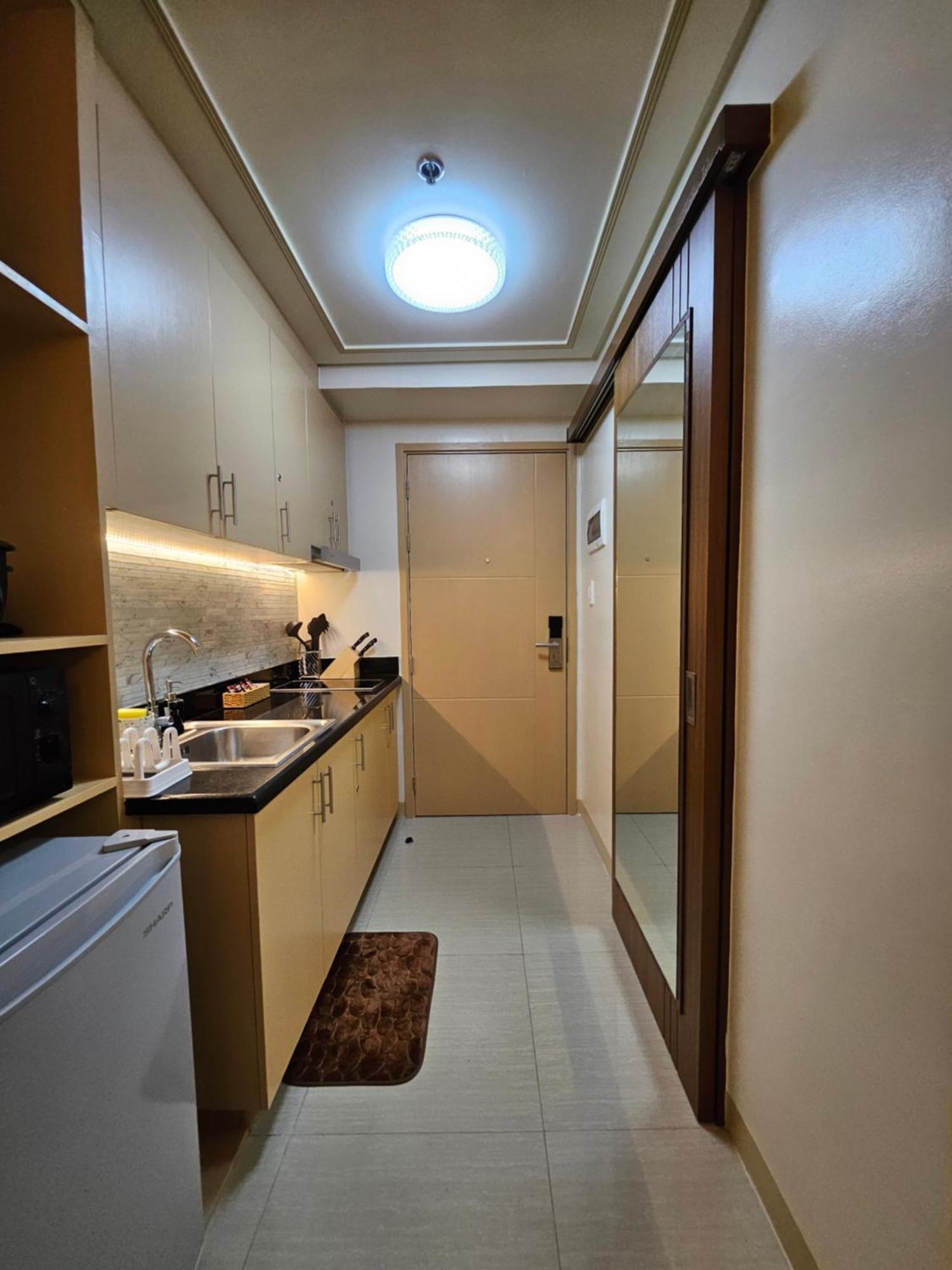 Lourdes' Place, Shore 2-tower 1, 2 Beds, Pasay Near Mall Of Apartment Manila