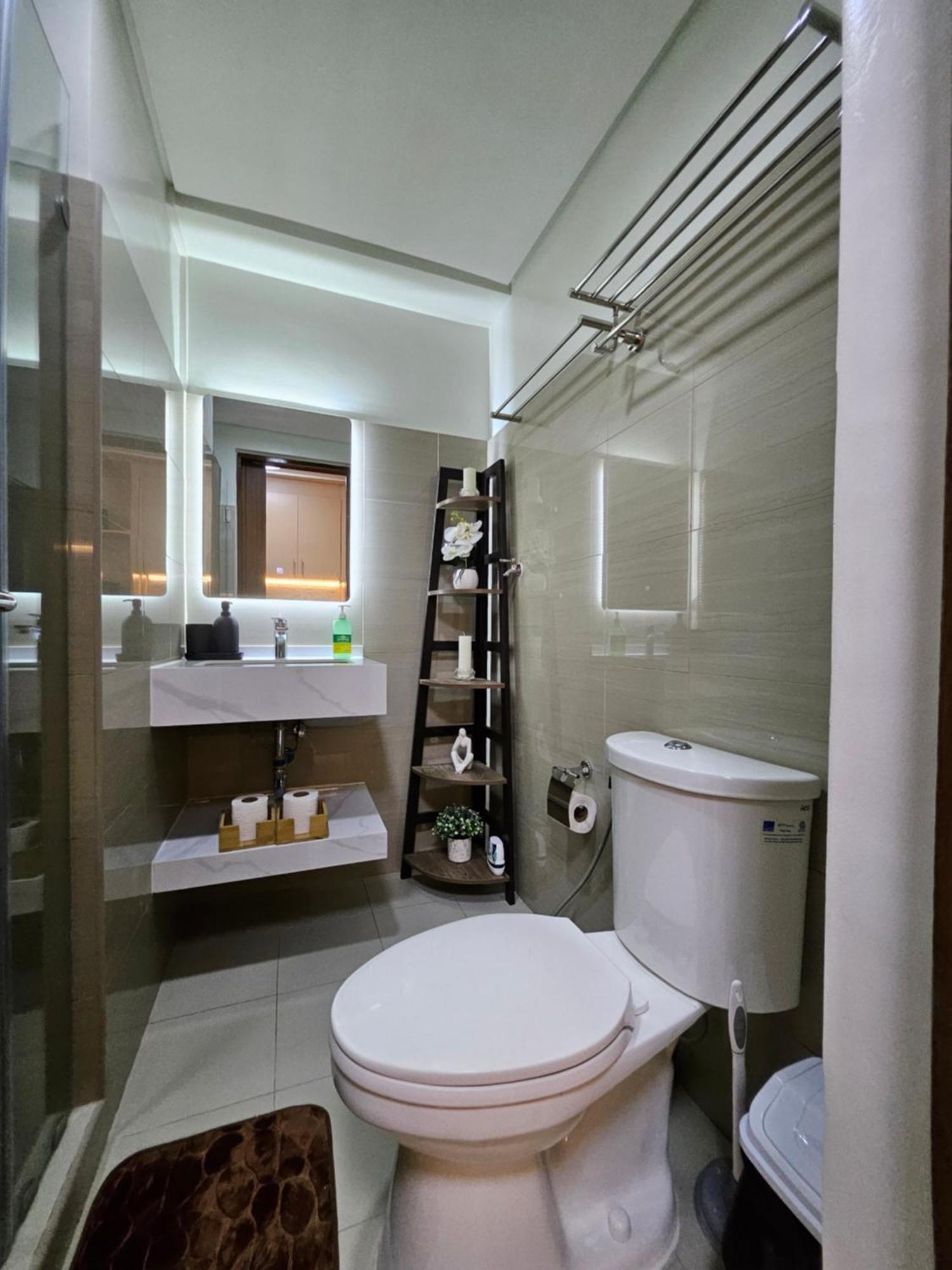Lourdes' Place, Shore 2-tower 1, 2 Beds, Pasay Near Mall Of Manila