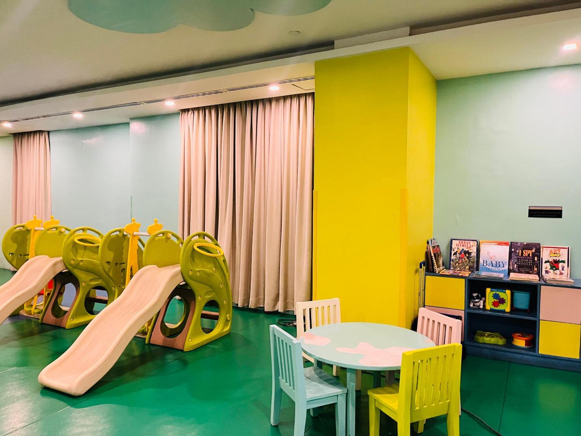 Mckinley Bgc Sleek Luxury Studio, Pool & Wi-fi