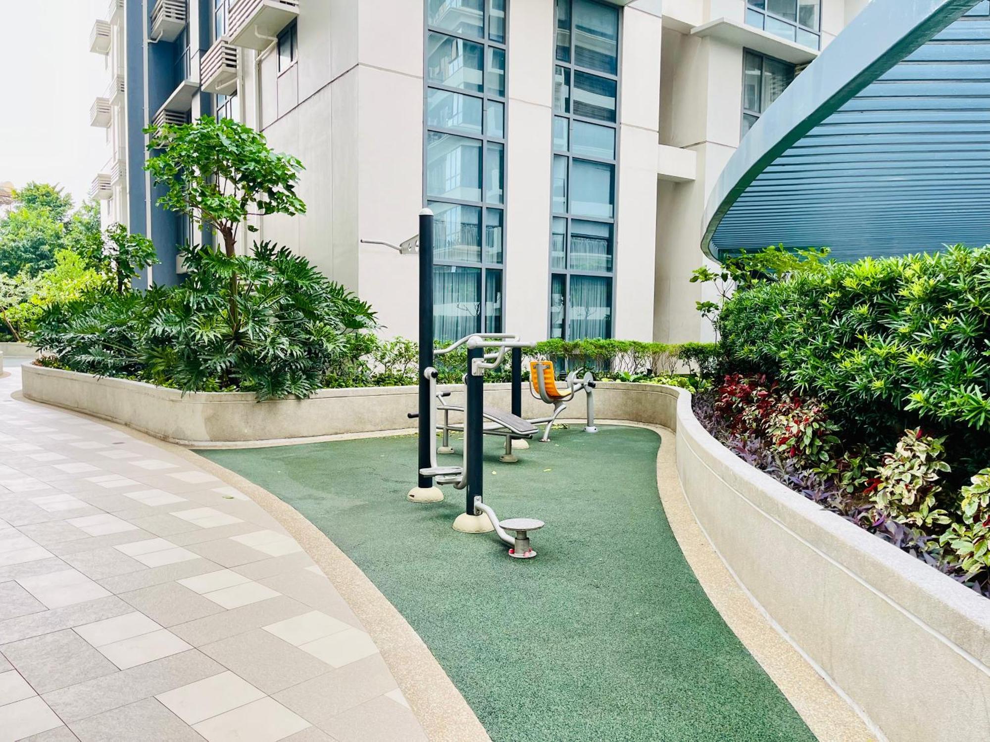 Apartment Mckinley Bgc Sleek Luxury Studio, Pool & Wi-fi