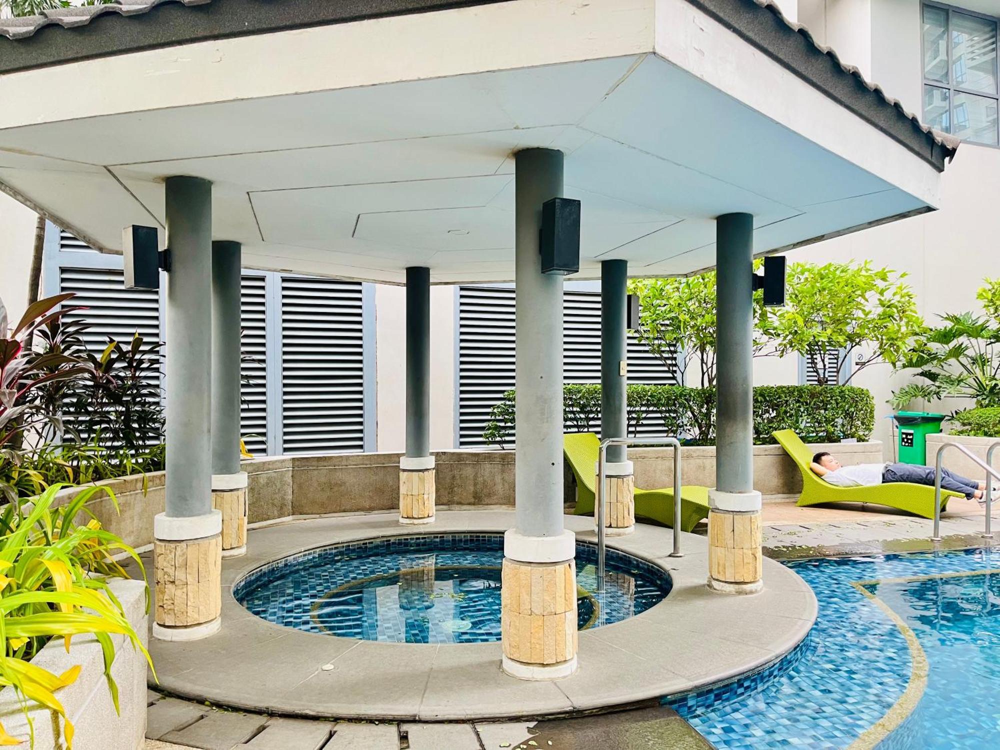 Apartment Mckinley Bgc Sleek Luxury Studio, Pool & Wi-fi *