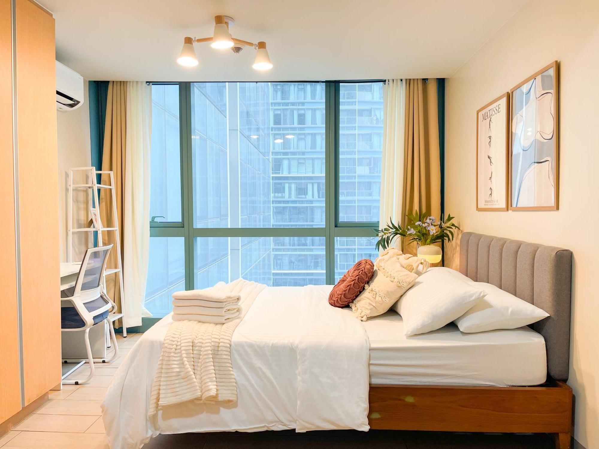 Luxury Bgc Across Uptown Mall #ournw19a Holiday home Manila