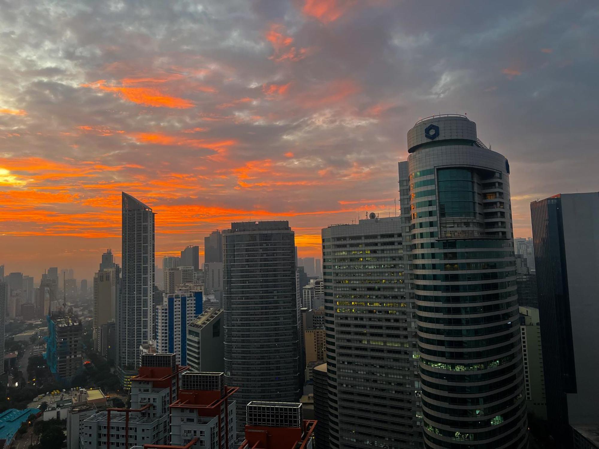 Brand New Casa Airabella With Netflix & Makati Skyline Manila