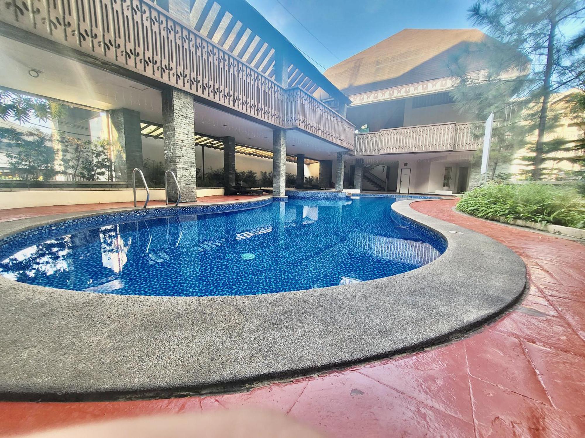King Bed At Pine Crest #t3-439 Near Mall Apartment Manila