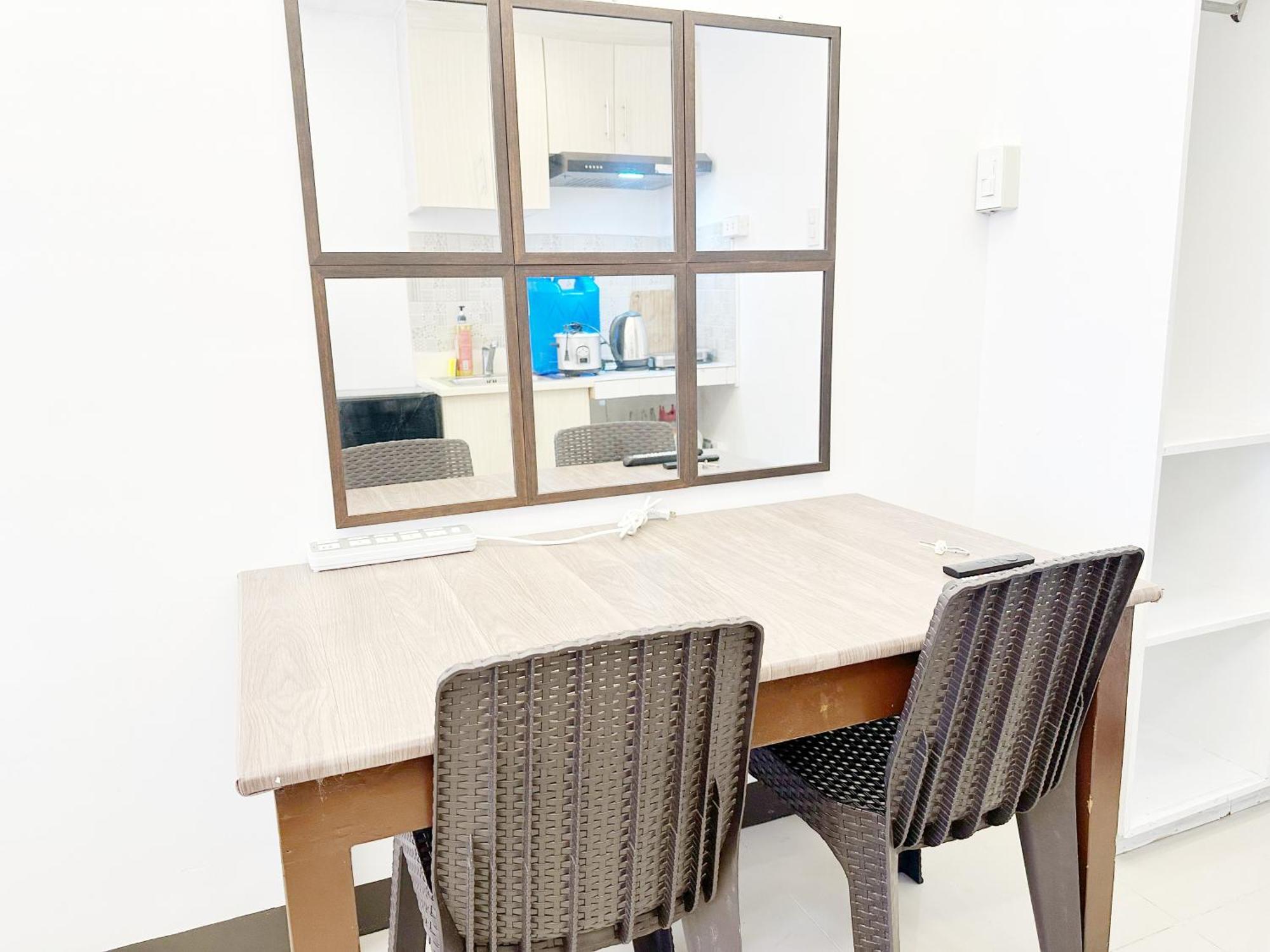 King Bed At Pine Crest #t3-439 Near Mall Apartment Manila