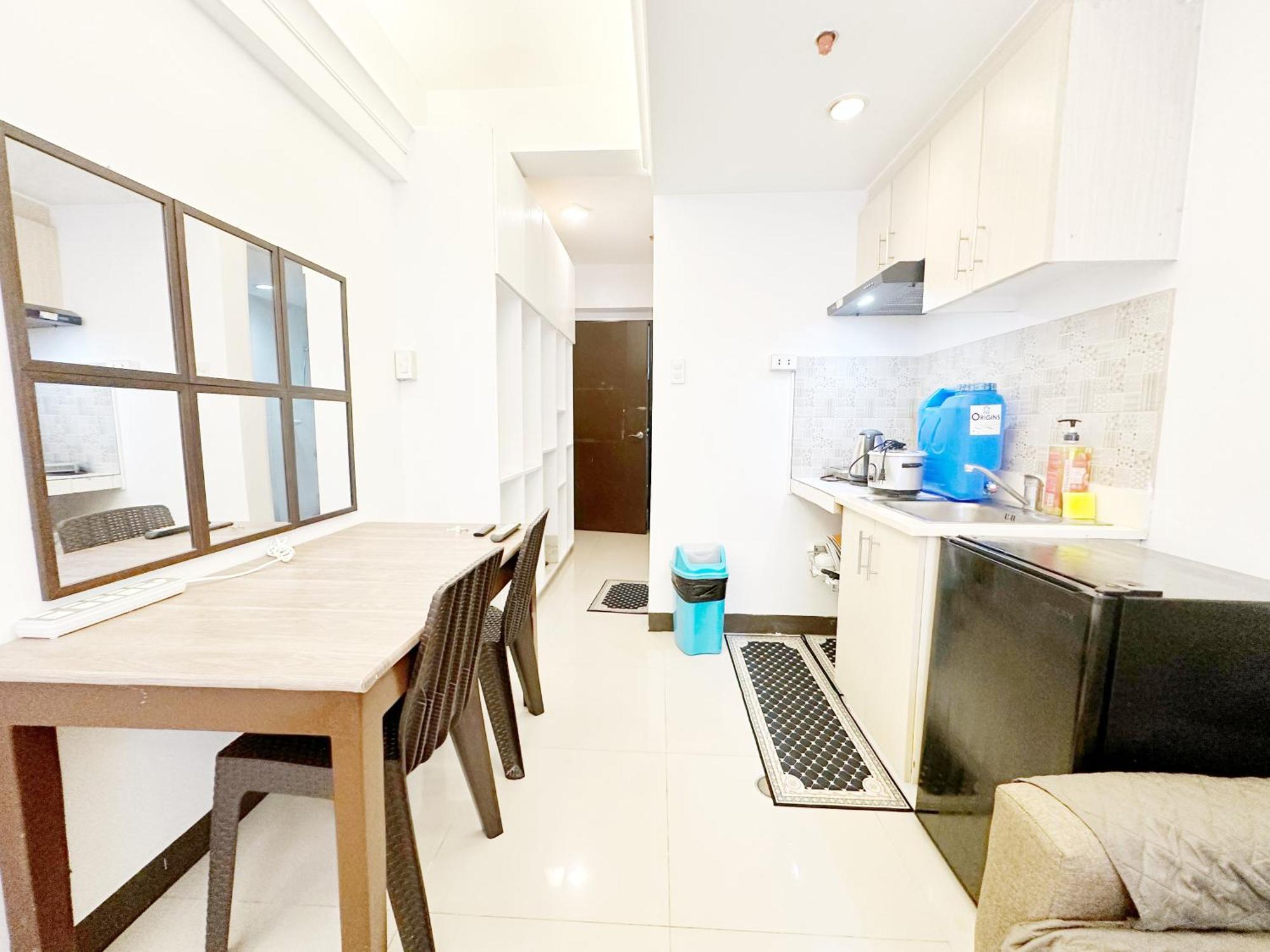 King Bed At Pine Crest #t3-439 Near Mall Apartment Manila