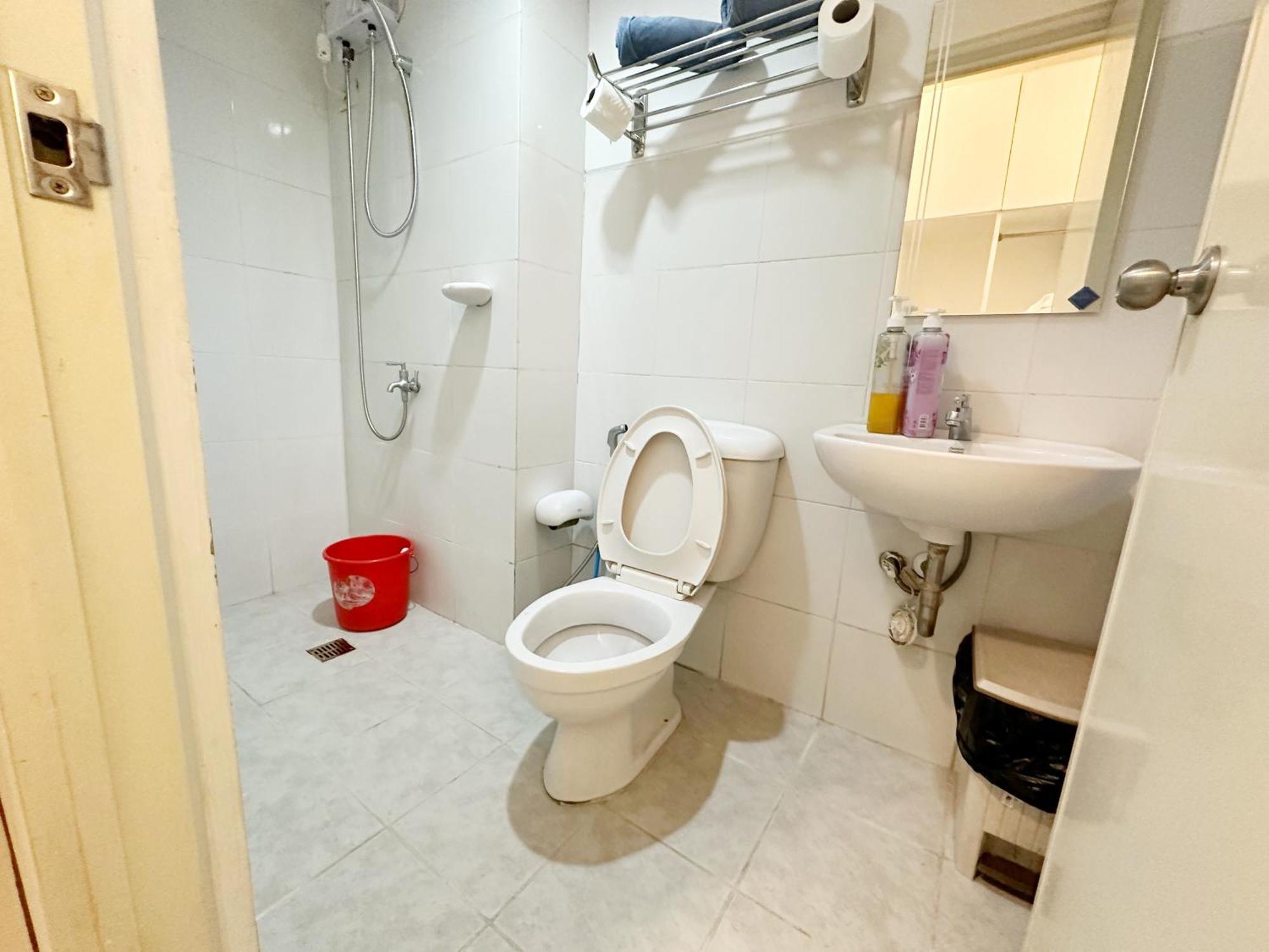 King Bed At Pine Crest #t3-439 Near Mall Manila