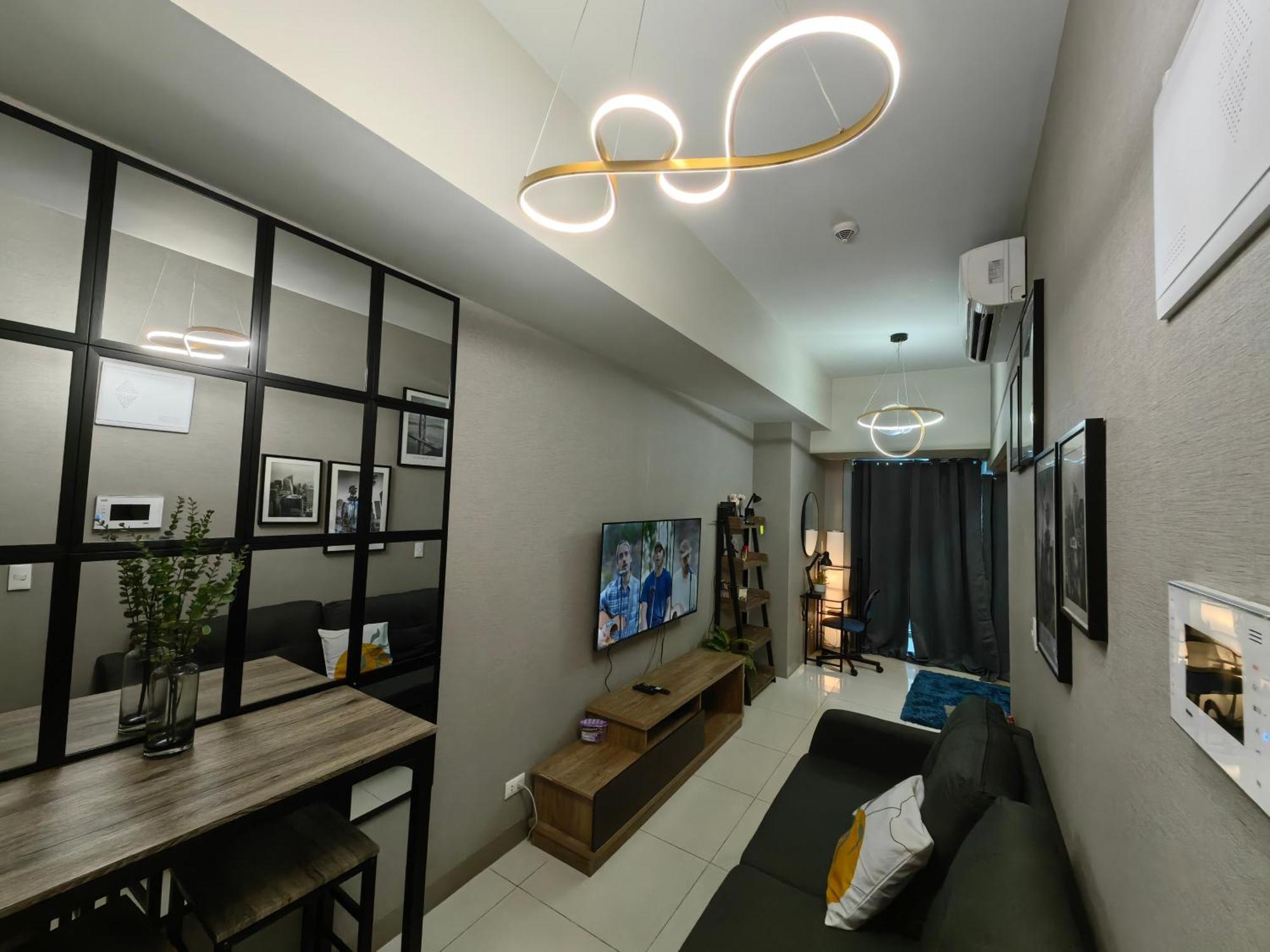 Cozy 1br With Balcony And Netflix In Uptown Bgc * Manila