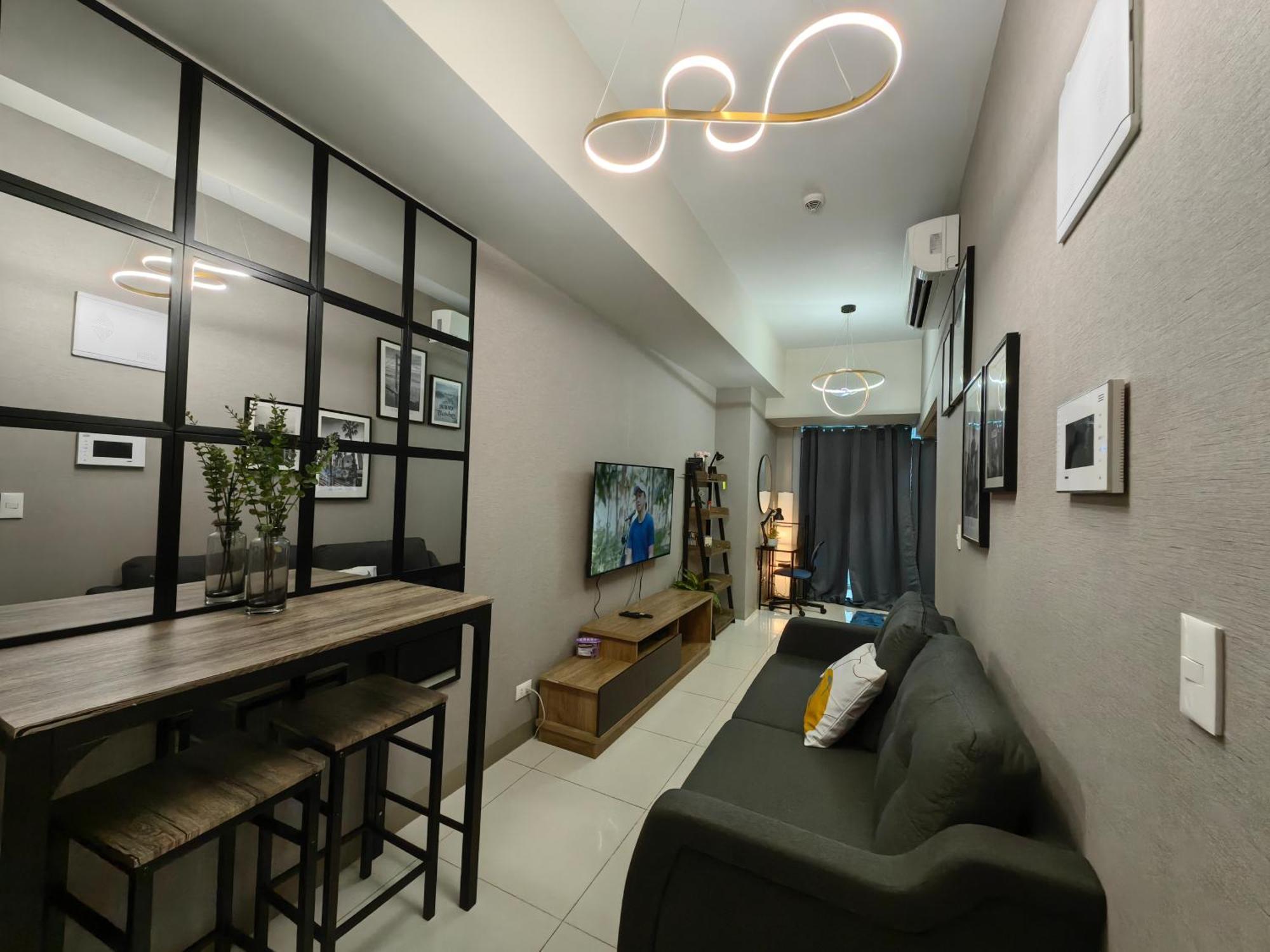 Cozy 1br With Balcony And Netflix In Uptown Bgc Manila