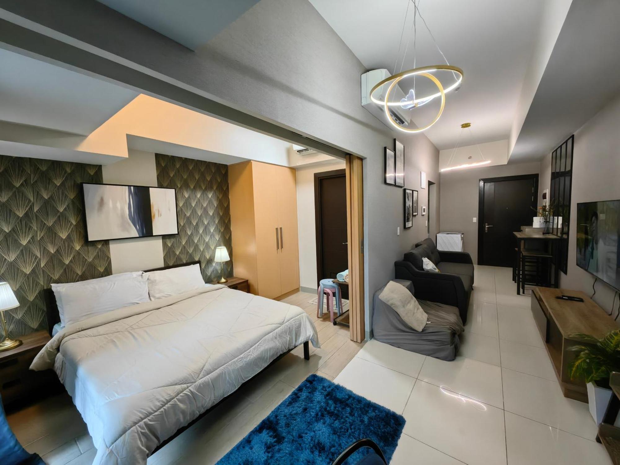 Apartment Cozy 1br With Balcony And Netflix In Uptown Bgc