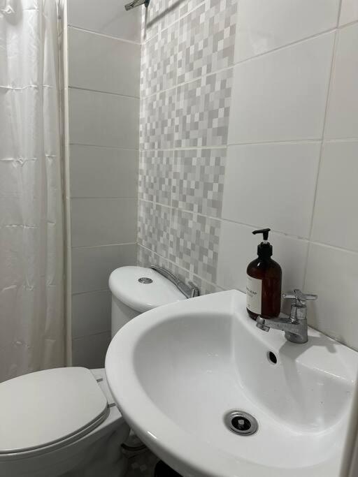 W Projector Wifi Netflix And Pool Access In Adb Tower Ortigas Cbd Apartment *