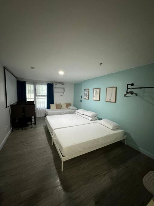 Apartment W Projector Wifi Netflix And Pool Access In Adb Tower Ortigas Cbd *