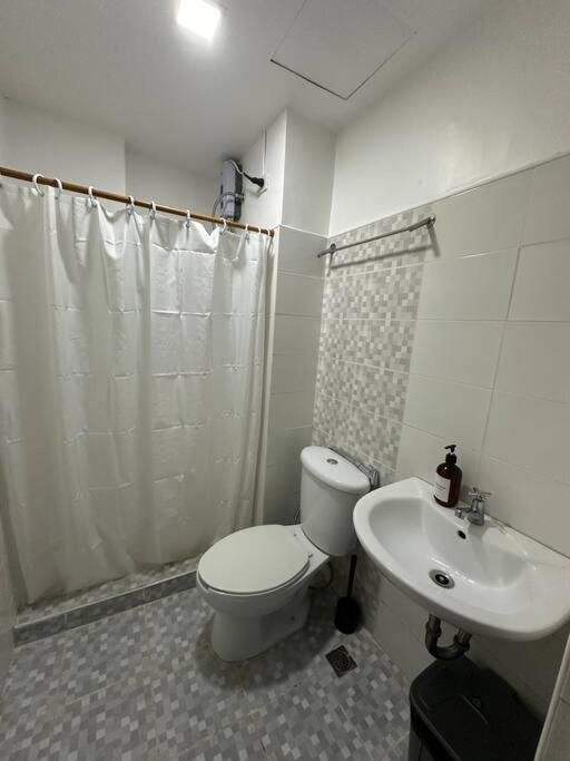 W Projector Wifi Netflix And Pool Access In Adb Tower Ortigas Cbd Apartment