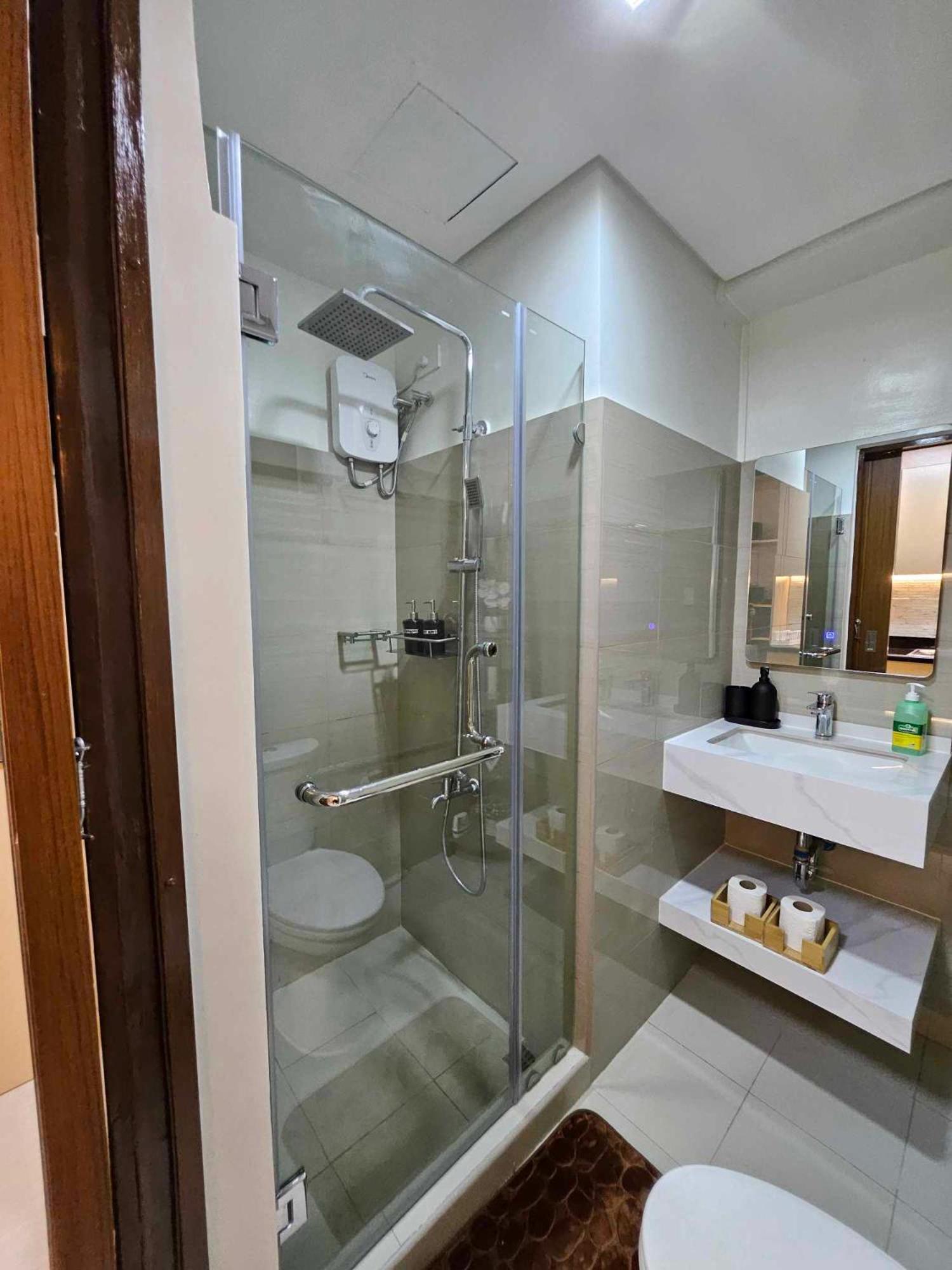 Apartment Lourdes' Place, Shore 2-tower 1, 2 Beds, Pasay Near Mall Of *