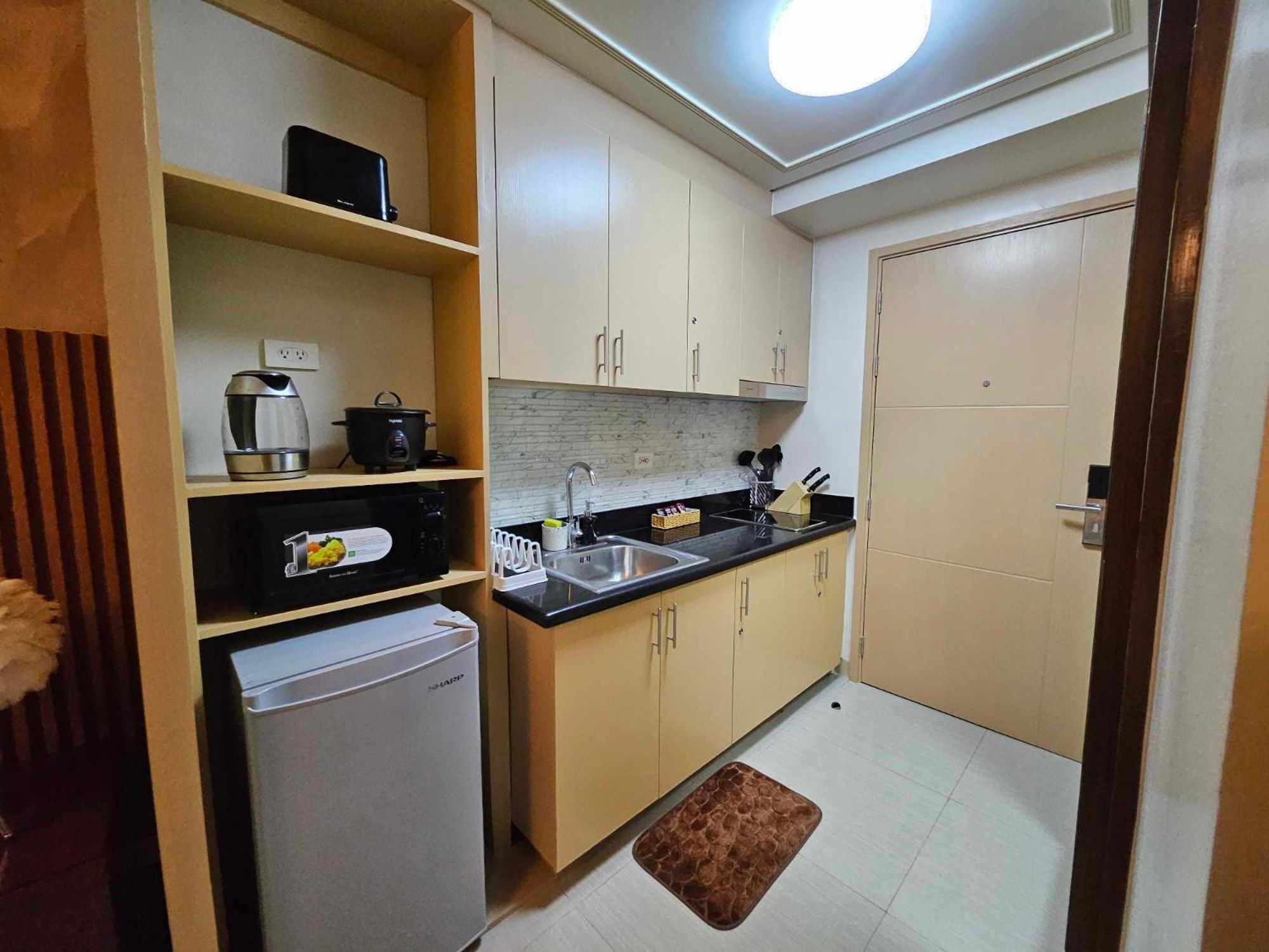 Lourdes' Place, Shore 2-tower 1, 2 Beds, Pasay Near Mall Of Apartment