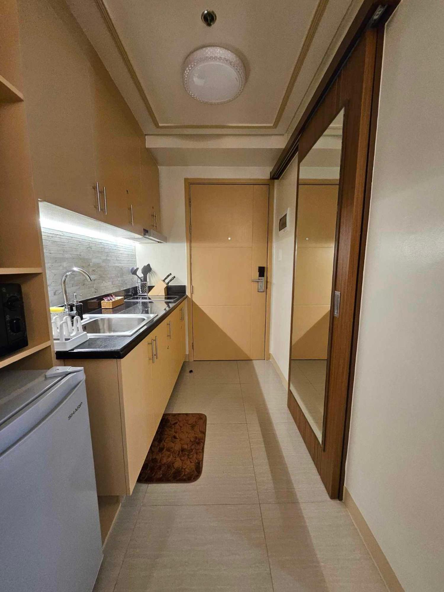 Lourdes' Place, Shore 2-tower 1, 2 Beds, Pasay Near Mall Of Manila