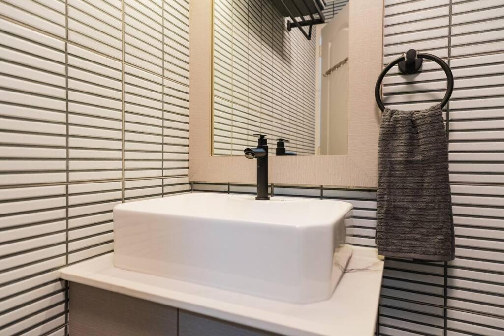 Apartment Newly Renovated Pasig With Pool And Fiber Wi-fi