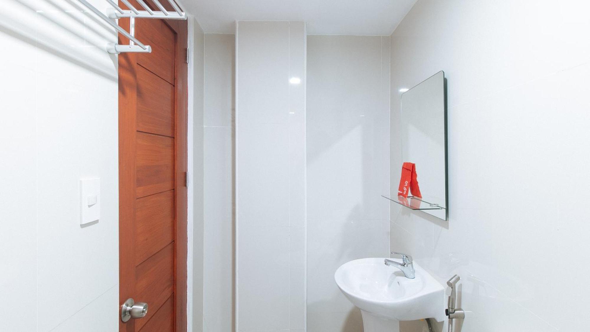 Reddoorz Near Pnr Espana Station Hotel