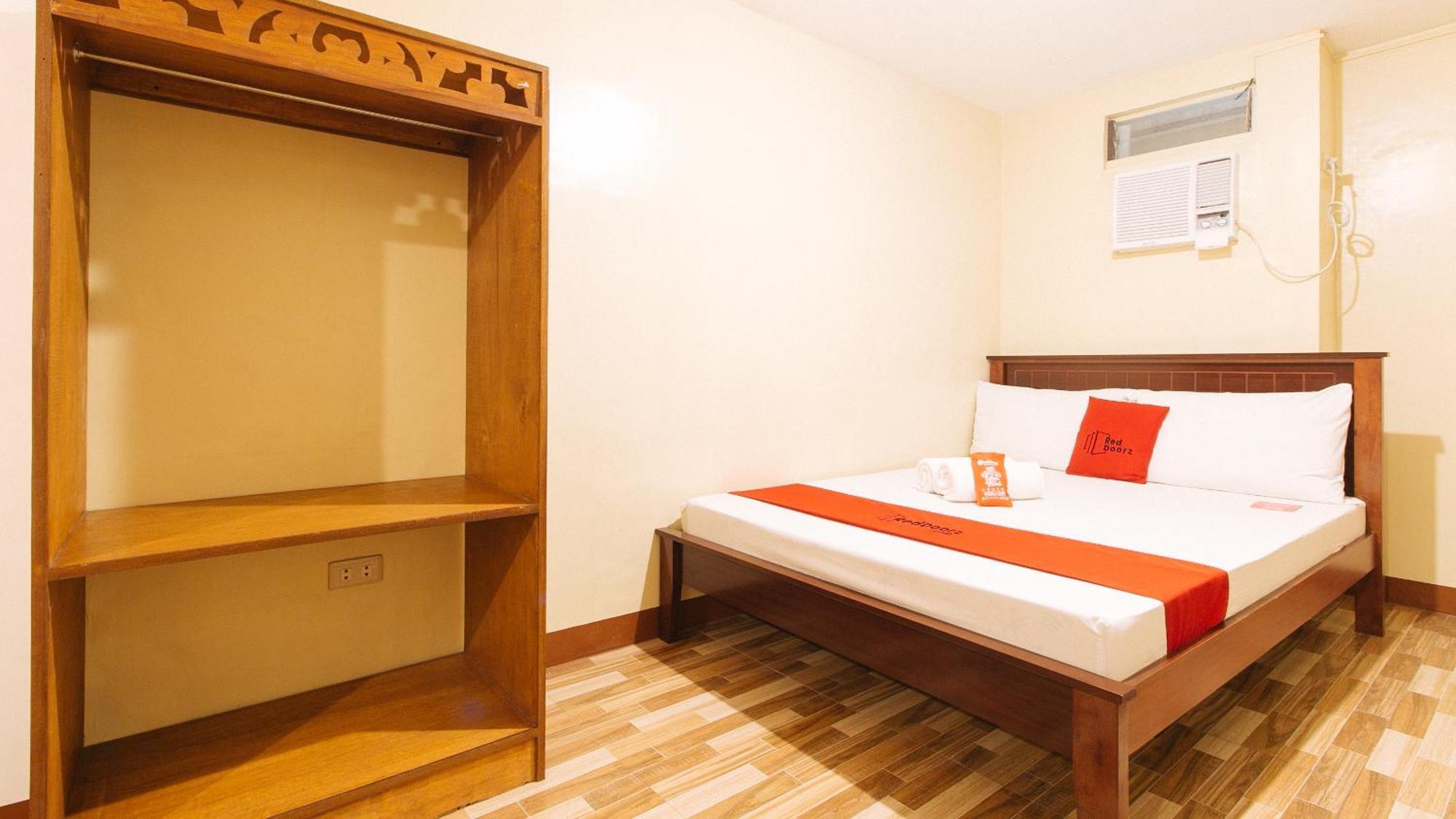 Reddoorz Near Pnr Espana Station 2*