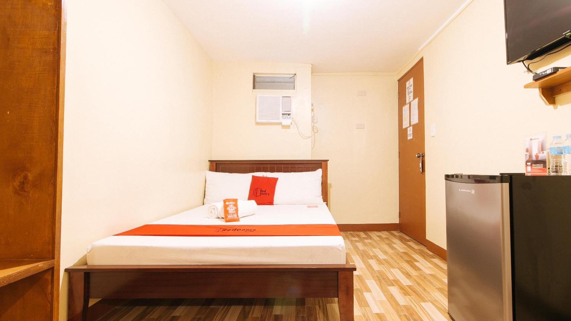 Reddoorz Near Pnr Espana Station Manila