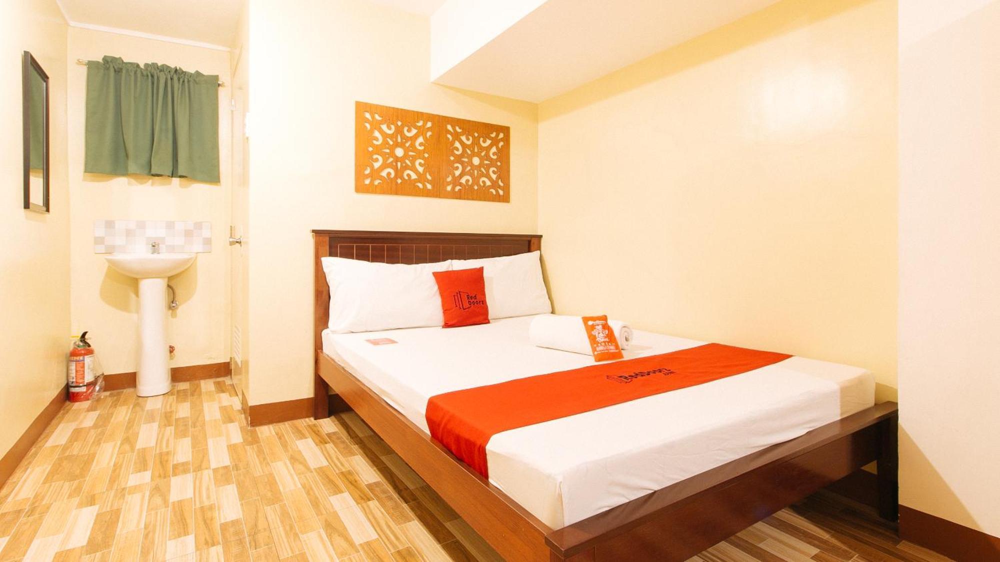 Reddoorz Near Pnr Espana Station 2*