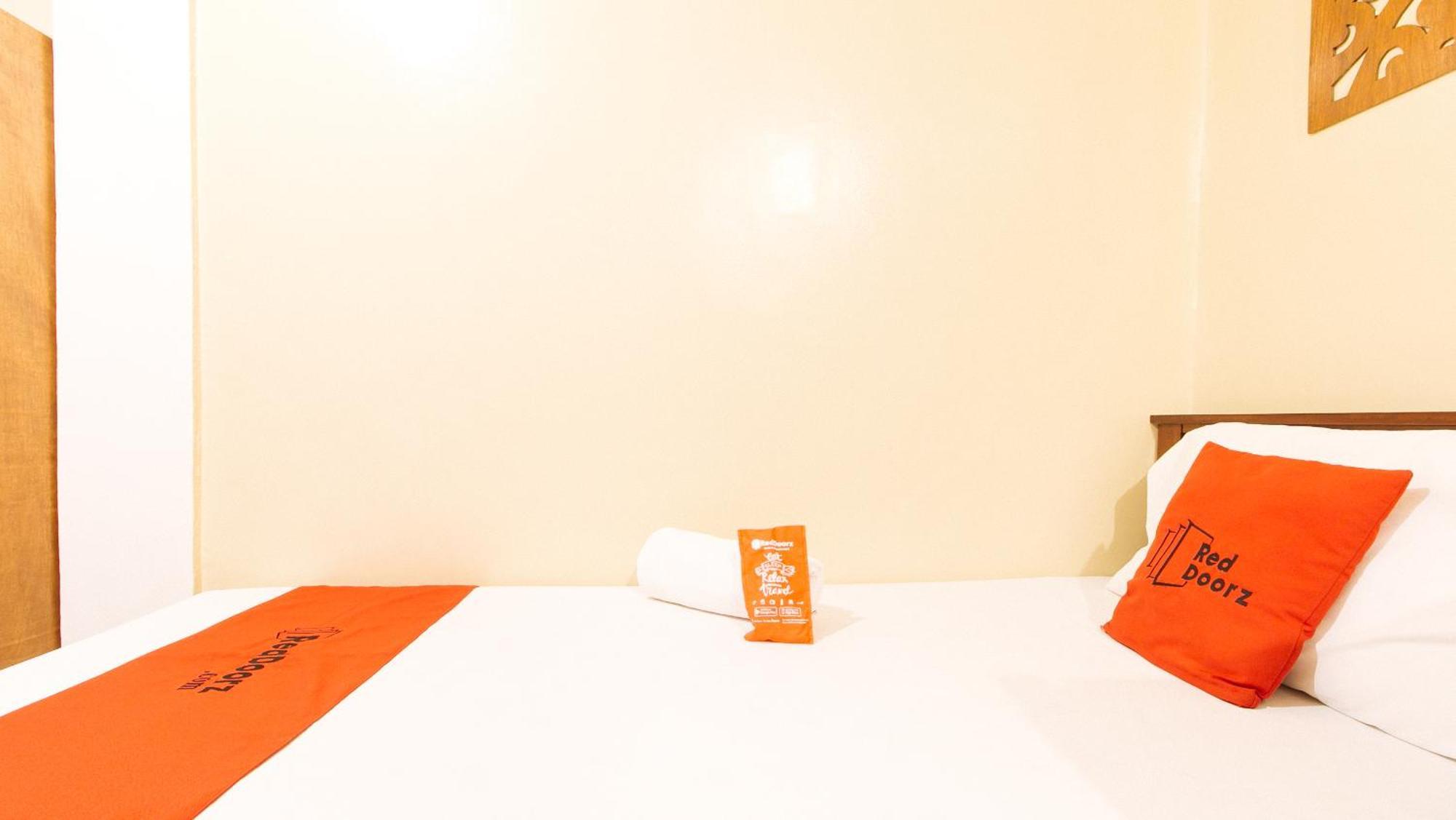 Reddoorz Near Pnr Espana Station Hotel