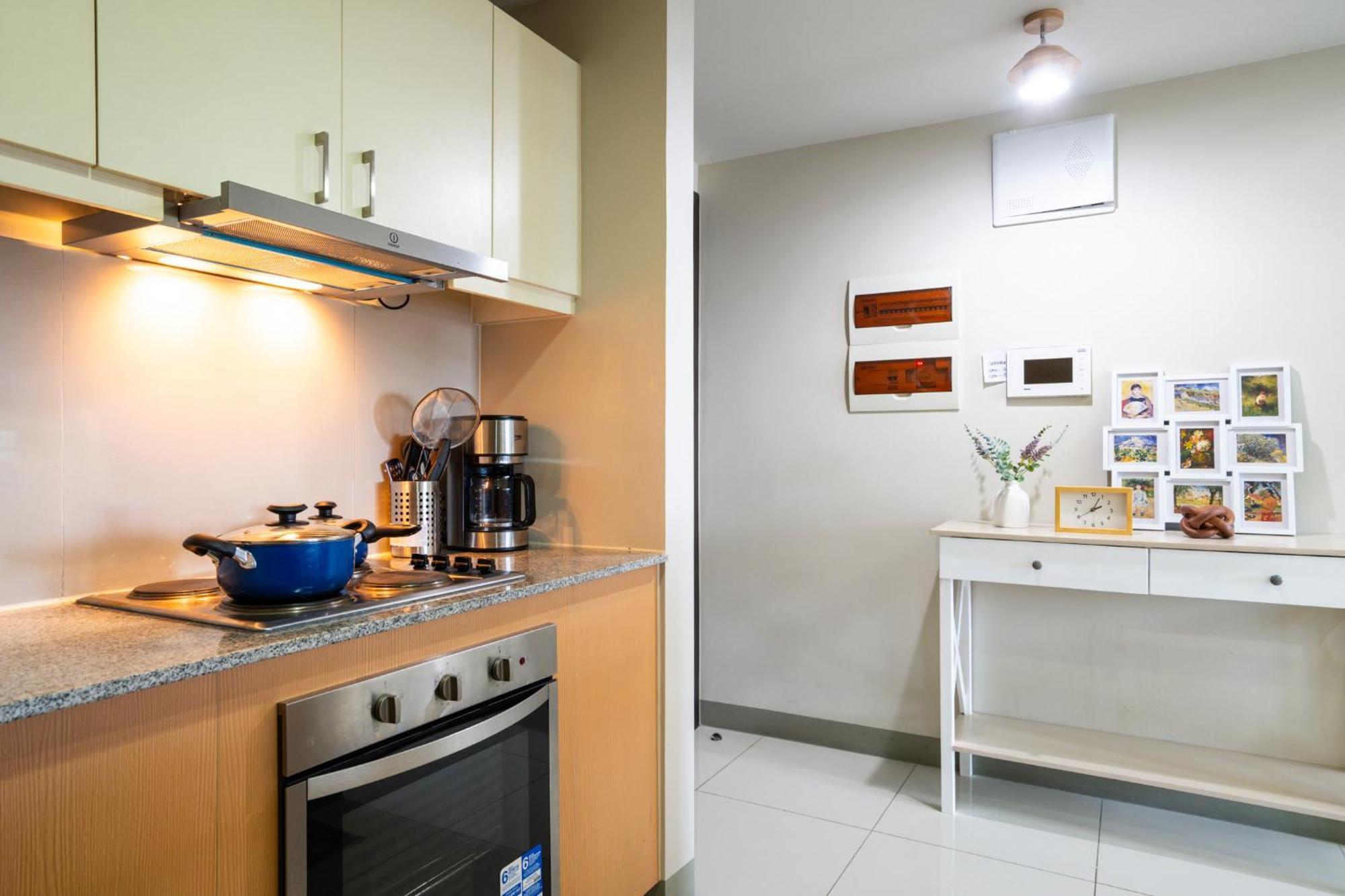 2br 2tb Uptown Parksuites Bgc Balcony,fast Wifi,washer Apartment Manila