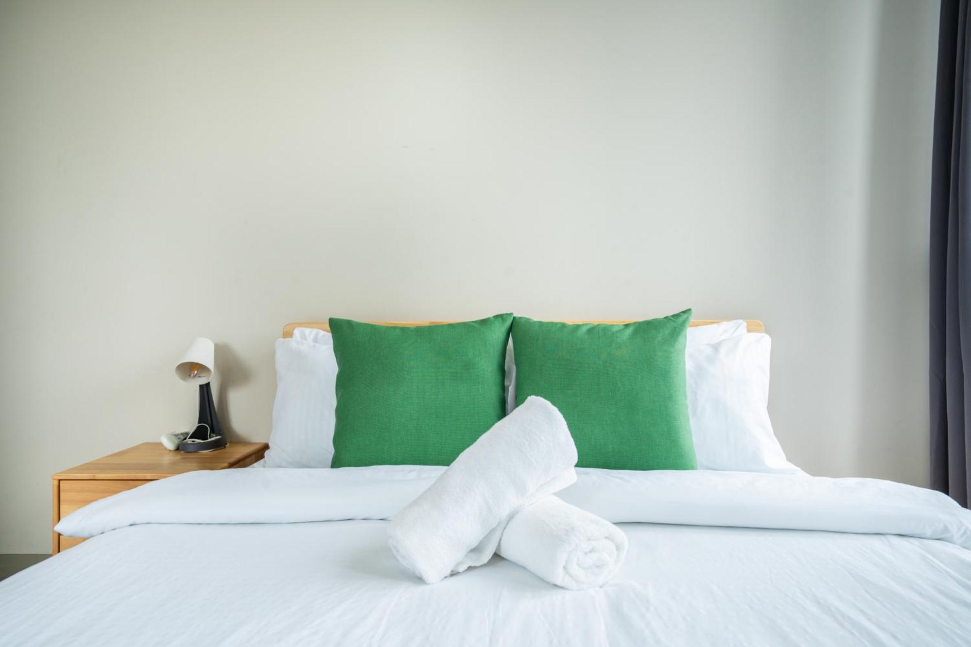 Apartment 2br 2tb Uptown Parksuites Bgc Balcony,fast Wifi,washer Manila