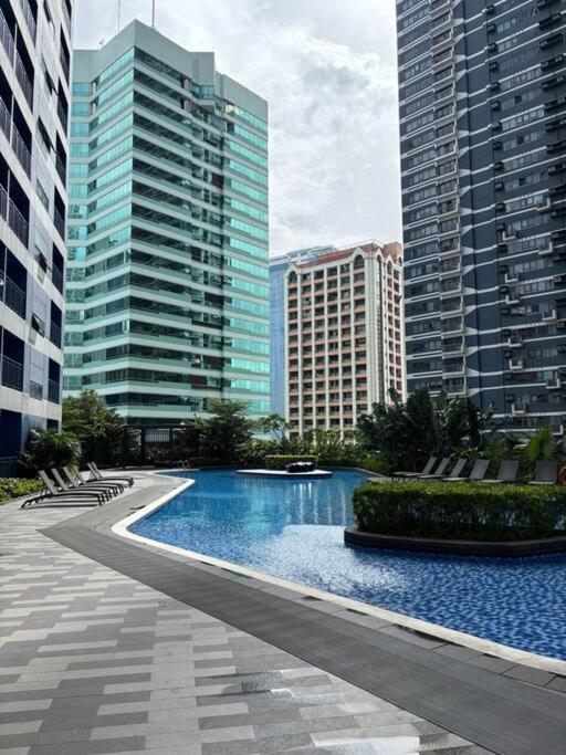 Apartment R7 Premier - 1 Bedroom In Air Residences Manila