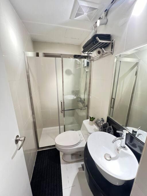 Chic & Cozy Near Bgc With Theater Setup Apartment *