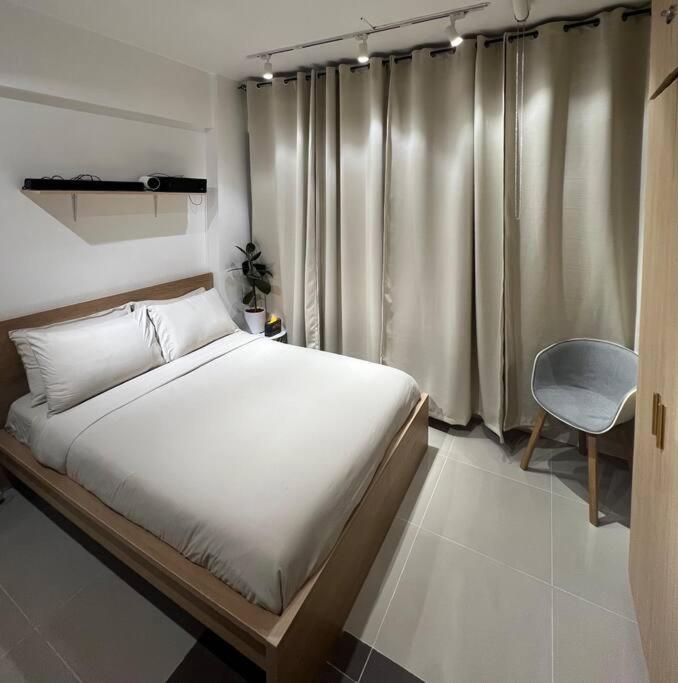 Chic & Cozy Near Bgc With Theater Setup Apartment *