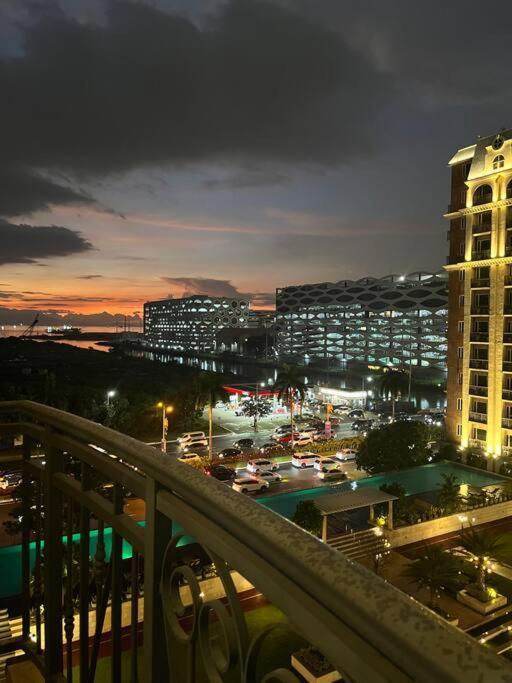 Cozy 1-br Retreat Near Moa Pool View Apartment