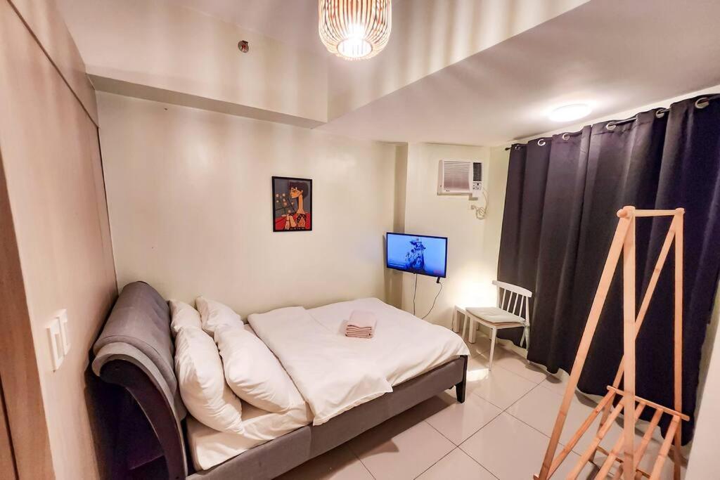 Spacious Pool View 2br 2bath In Makati Apartment