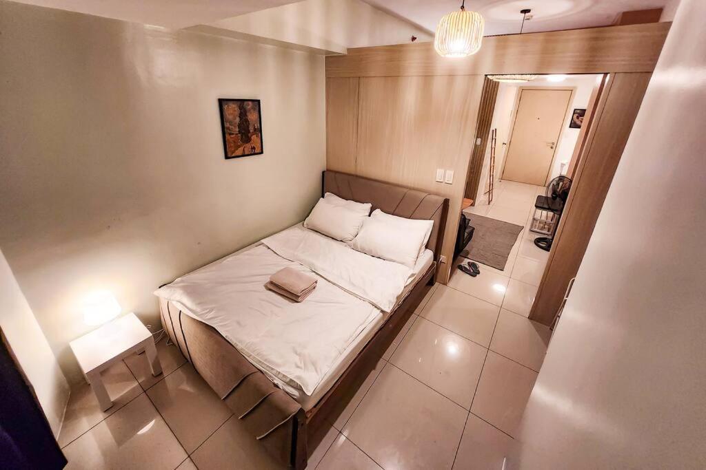 Spacious Pool View 2br 2bath In Makati Manila