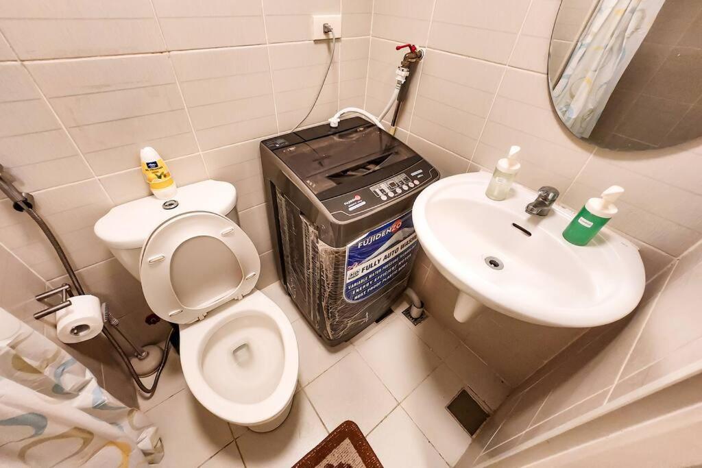 Spacious Pool View 2br 2bath In Makati *