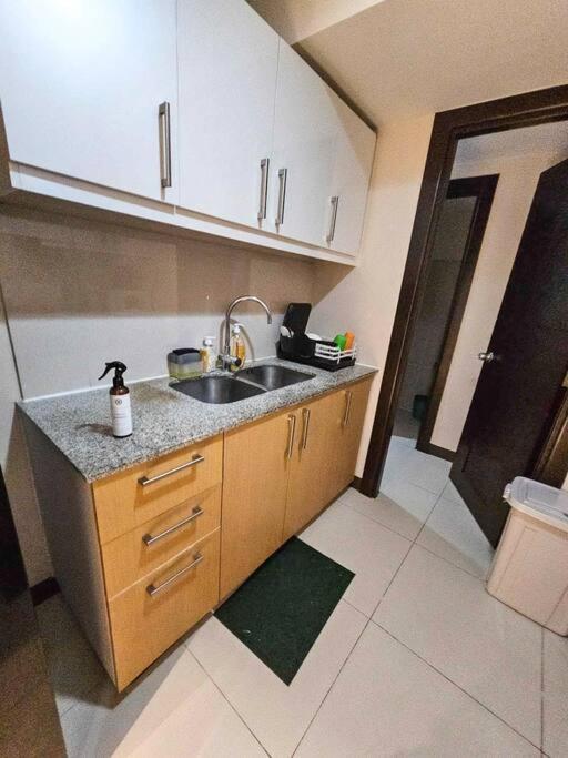 Spacious 3br In Uptown Bgc - Walking Distance To Malls And Restaurants Apartment Manila