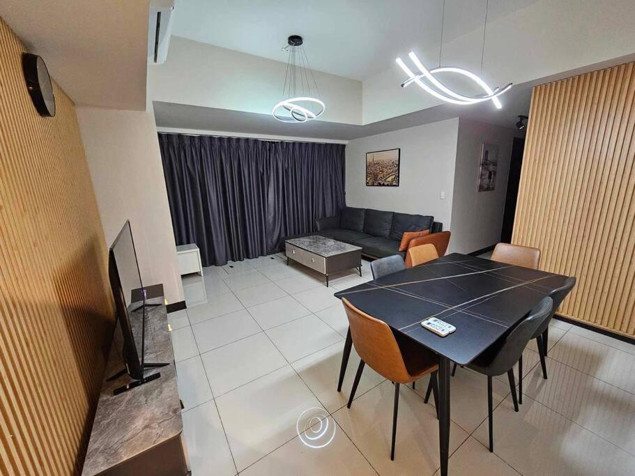 Apartment Spacious 3br In Uptown Bgc - Walking Distance To Malls And Restaurants