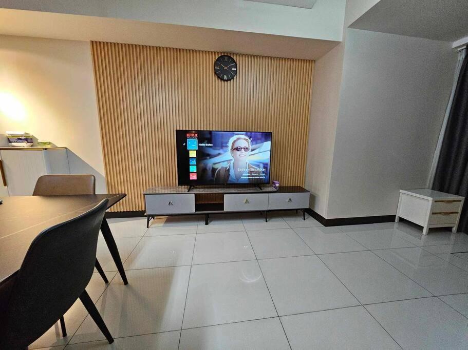 Apartment Spacious 3br In Uptown Bgc - Walking Distance To Malls And Restaurants *