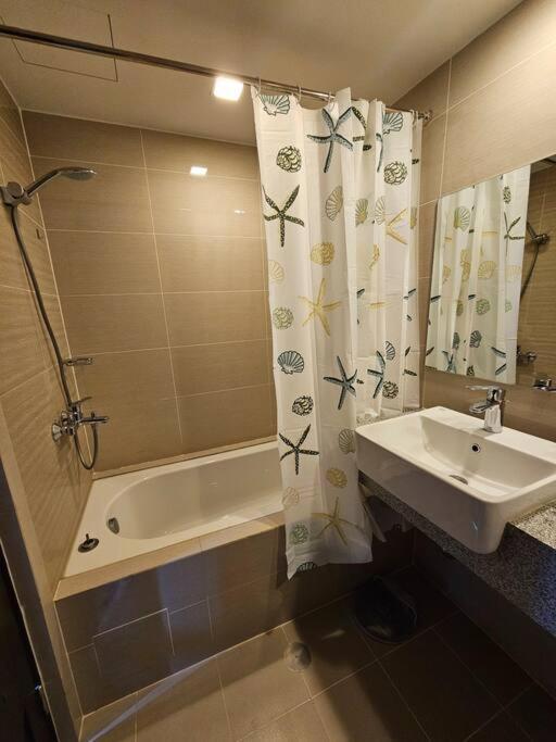 Apartment Spacious 3br In Uptown Bgc - Walking Distance To Malls And Restaurants Manila