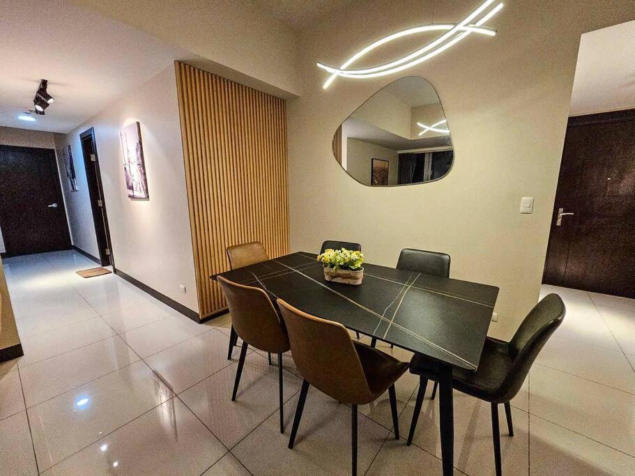 Spacious 3br In Uptown Bgc - Walking Distance To Malls And Restaurants Manila
