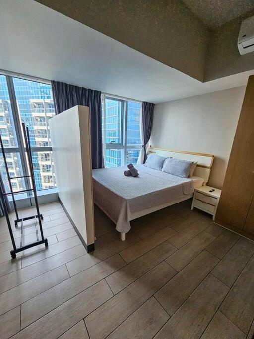 Apartment Spacious 3br In Uptown Bgc - Walking Distance To Malls And Restaurants