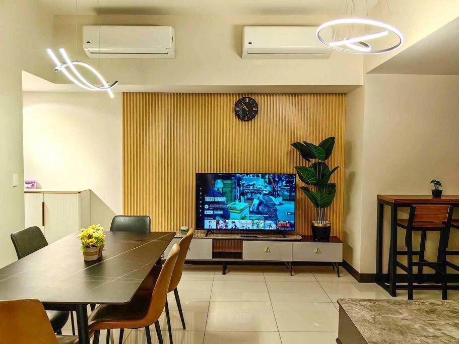 Apartment Spacious 3br In Uptown Bgc - Walking Distance To Malls And Restaurants