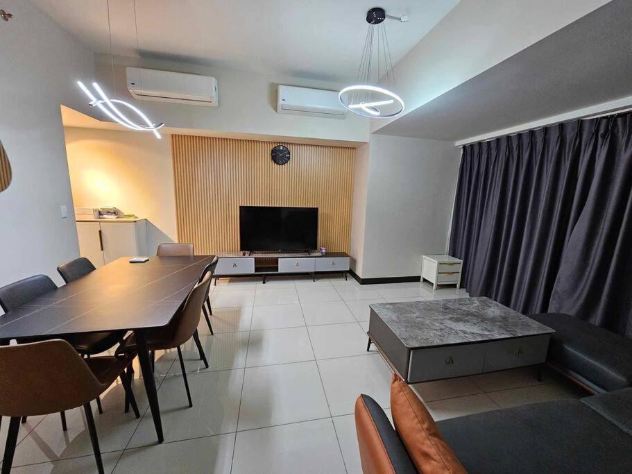 Spacious 3br In Uptown Bgc - Walking Distance To Malls And Restaurants Manila