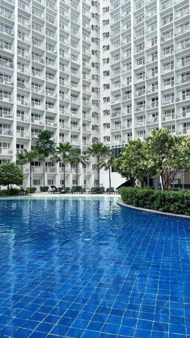 At Shore 1 With Netflix Apartment Manila