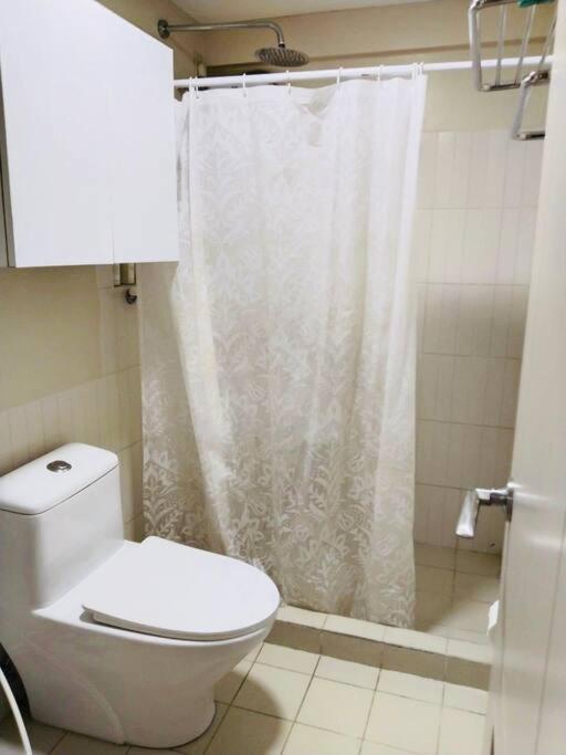 Apartment Cozy 3 Bedroom Staycation Near Bgc Makati Airport