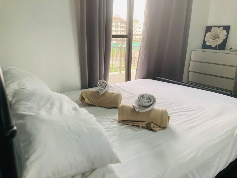 Cozy 3 Bedroom Staycation Near Bgc Makati Airport Apartment