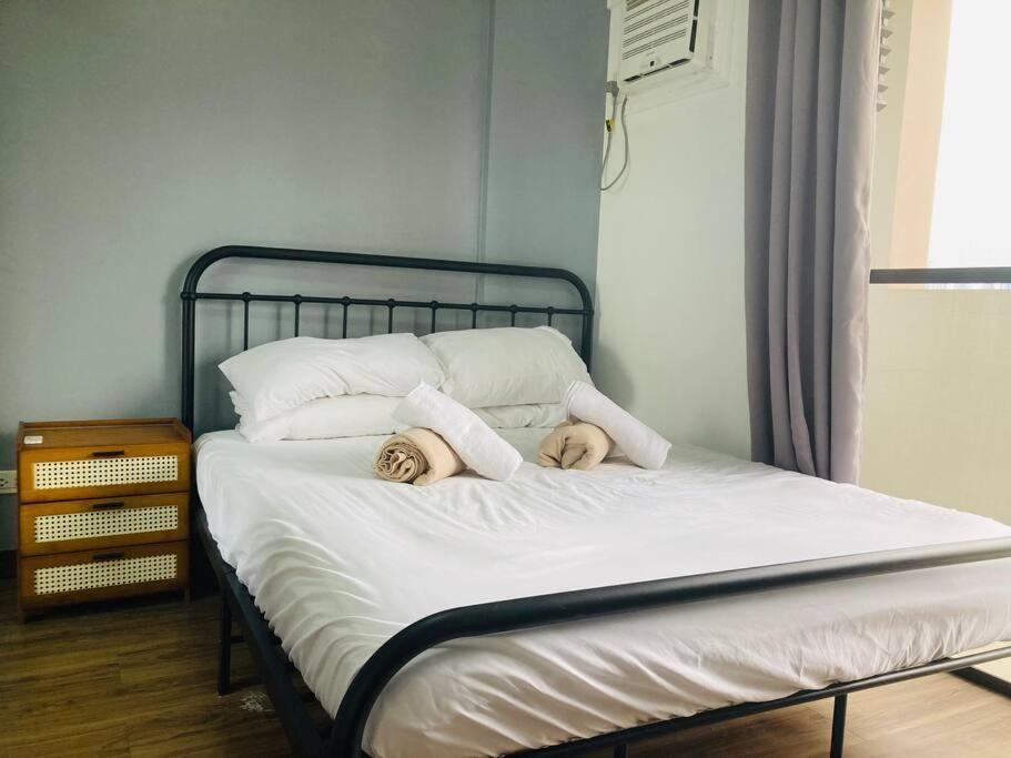 Apartment Cozy 3 Bedroom Staycation Near Bgc Makati Airport
