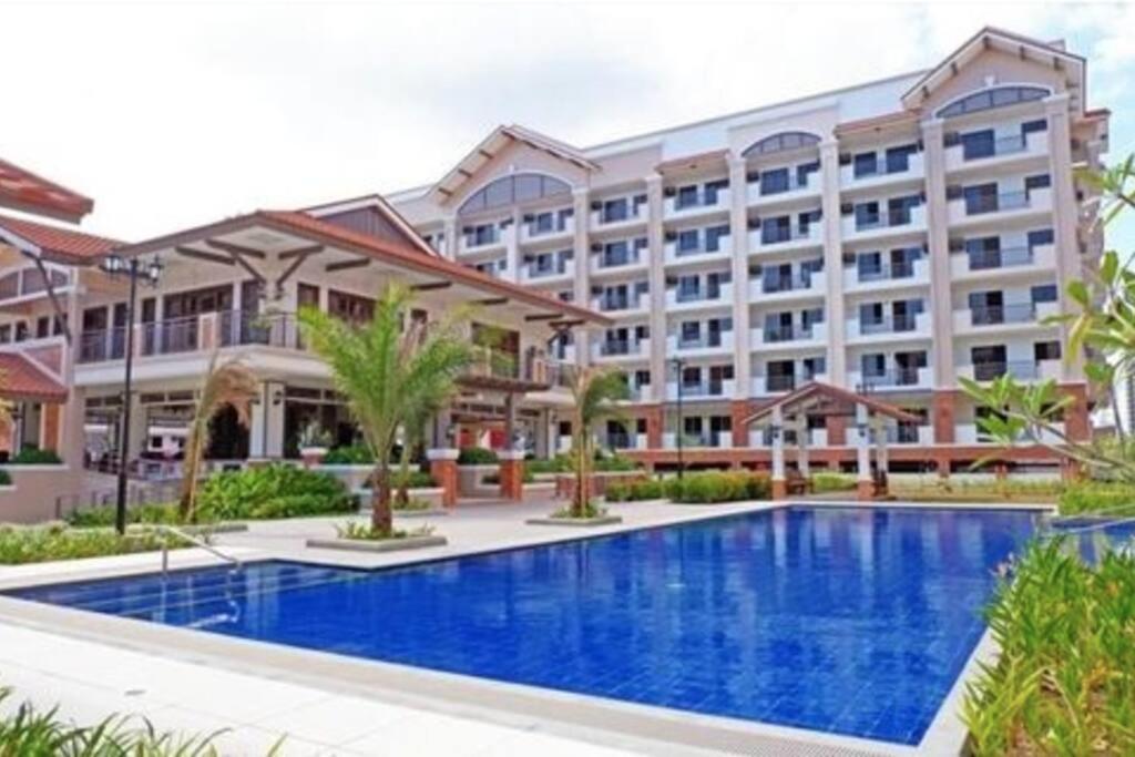 Apartment Cozy 3 Bedroom Staycation Near Bgc Makati Airport