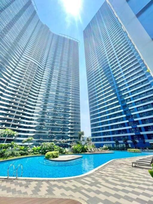 1br Free Parking With Balcony Near Rcbc, Trident, Mmc * Manila