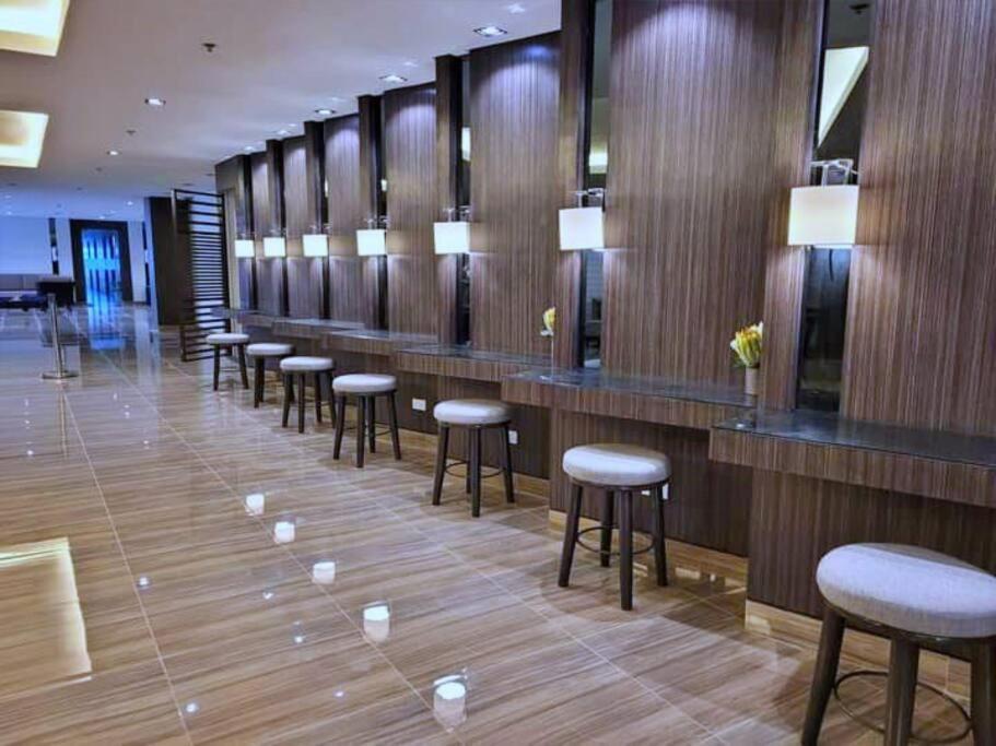 1br Free Parking With Balcony Near Rcbc, Trident, Mmc Manila